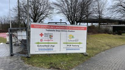 Bild: Matthias Meier/exb 
Die Wegweisung von der Schwimmbadstraße zum Sepp-Simon-Stadion ist eindeutig: Links geht’s zum Schnelltest, rechts zur PCR-Testung. Ebenso unterschiedlich sind die digitalen Wege zur Anmeldung.