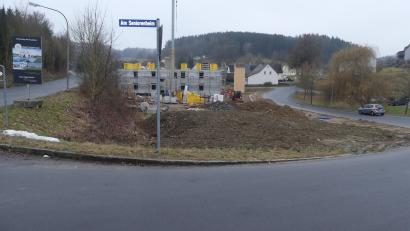 Bild: rn
In der Straße "Am Seniorenheim" wird die Josef Regner Wohnbau GmbH neben einem bereits bestehenden Rohbau ein zweites Mehrfamilienhaus mit neun Wohneinheiten errichten.