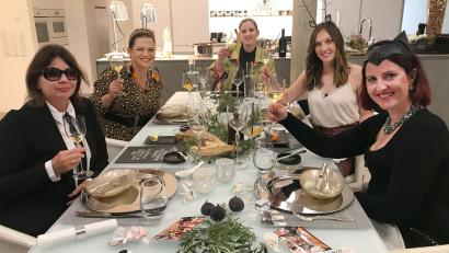 Bild: RTL/ITV Studios
Die fünf Oberpfälzerinnen in ihren Motto-Outfits stoßen auf eine gelungen Woche bei der TV-Sendung "Das perfekte Dinner" an. Mit dabei: Anna Birkner aus Vohenstrauß (Zweite von rechts), die beim Gewinn des Preisgeldes von 3000 Euro spenden will. Nur, hat sie auch gewonnen?