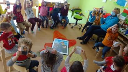 Bild: ld
Im Stuhlkreis wurde gefeiert. Zur Erinnerung gab es für jedes Kind ein Foto vom Namenspatron des Kinderhauses.