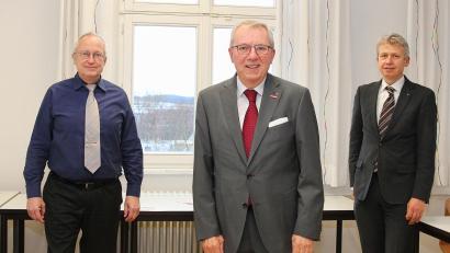 Bild: Wiesel/OTH Amberg-Weiden
Jürgen Kilger (Mitte), neuer Hochschulratsvorsitzender, mit Prof. Dr. Horst Rönnebeck (links), Vorsitzender des Senats, und Prof. Dr. Clemens Bulitta (rechts), Präsident der OTH Amberg-Weiden.