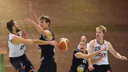 Bild: A. Schwarzmeier
Tobias Merkl passt den Ball zu Lars Aßheuer. Beide Spieler, die den Neustädter Basketballern gegen Litzendorf fehlten, sind am Samstag wieder im Kader.