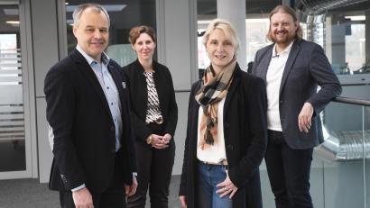 Bild: Gabi Schönberger
Nach fünf Jahren verlässt Stefan Zaruba (links) die Lokalredaktion Weiden und übernimmt die Leitung der Zentralredaktion. Neue Leiterin der Lokalredaktion ist Simone Baumgärtner (Zweite von rechts). Geschäftsführende Verlegerin Viola Vogelsang-Reichl und Chefredakteur Kai Gohlke gratulieren.