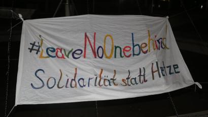 Archivbild: rw
Die Gegendemonstranten mit dem Thema "Solidarität für Erbendorf" brachten vergangenen Sonntag verschiedene Transparente in den Stadtpark mit. Diesen Sonntag wird die Initiative am Schulparkplatz ihren Protest fortführen.