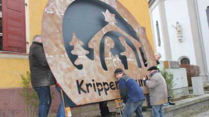 Bild: ads
Mit vereinten Kräften haben die Mitglieder der Krippenfreunde Schnaittenbach ihre große Freikrippe, die zwischen Rathaus und Kirche aufgestellt war, wieder abgebaut und ins Sommerquartier gebracht.