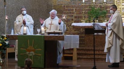 Bild: Kunz
Stadtpfarrer Gottfried Schubach (Mitte) feierte den Jubiläumsgottesdienst in der Herz Jesu Kirche gemeinsam mit Pfarrvikar Armin Dittrich (links) und Pfarrvikar Reinald Bogensperger.