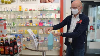 Bild: dob
Apotheker Martin Wolf bei der Desinfektion. Seit Corona hat sich die Arbeit in den Apotheken verändert.