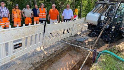 Archivbild: Amann
Vergangenes Jahr wurden schon Teile der Wasserleitungen im Netz der Brudersdorfer Gruppe erneuert, wie hier bei Passelsdorf. Die Fördergelder der Maßnahme lassen jedoch noch auf sich warten.