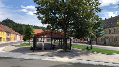 Bildmontage: Architekturbüro Schultes/exb
Wenn es nach den Bürgern geht, soll der neue Pavillon am Marktplatz der Kulmstadt mit transparenten Außenwänden aus Glas und mit einem begrünten Satteldach gebaut werden. Bei dieser Variante ist der moderne Pavillon nicht dominant und wirkt daher auch weniger störend im Ensemble der historischen Altstadt.