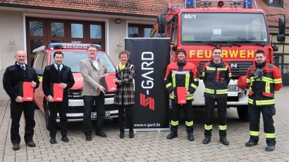 Bild: rha
Die neue Schutzkleidung, einheitlich für die sieben Ortsfeuerwehren, stellten (von links) 2. Kommandant Peter Ziegler, Kommandant Lothar Hasenstab, Bürgermeister Hans-Martin Schertl, Heike Stini, Geschäftsführerin der Firma Jahn, Manuel Engelhardt, Tobias Trettenbach und Michael Lang vor.