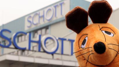 Bild: Schott AG/exb
Die Maus zu Besuch in Mitterteich – bereits im September wollte ein Filmteam wissen, wo die Verpackung für Milliarden von Impfdosen gegen Corona herkommt.