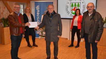 Bild: jr
Zum ersten Mal Spende übergab der Förderverein Informations- und Begegnungszentrum Konnersreuth eine Spende für Betrieb und Unterhalt der Einrichtung an die Marktgemeinde. 2500 Euro überreichten Vorsitzender Uwe Rosner (links) und Stellvertreter Otto Grillmeier (rechts) an Bürgermeister Max Bindl. Mit im Bild Melanie Wenisch (Zweite von links) und Michaela Günthner vom Team des Museums im Schafferhof.