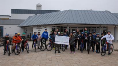 Bild: pop
CIS Amberg hat die SAG-Förderung in Höhe von 400 Euro an die Sportarbeitsgemeinschaft Radsport der Mittelschule weitergereicht. Darüber freuen sich nicht nur die radbegeisterten Schüler, sondern auch (hinten von links) Schulleiter Florian Fuchs, Konrektor Markus Gleißner, SAG-Leiter Michael Kirsch und CIS-Mitglied Frank Prange.