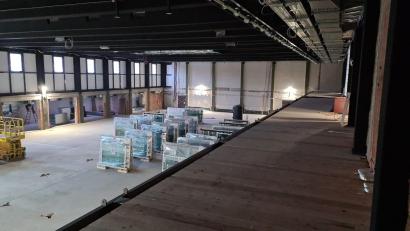 Bild: sne
Die Tribüne ist neu in der Stadthalle. Die durch die Pandemie entstandenen Personal- und Lieferschwierigkeiten sorgen für eine weitere Verschiebung des Fertigstellungstermins.