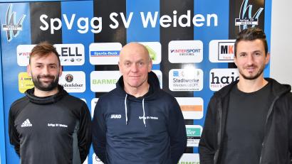 Bild: Nachtigall/exb
Marco Lorenz (links) und Michael Riester (rechts) bleiben weiterhin für die zweite Mannschaft der SpVgg SV Weiden in der Bezirksliga verantwortlich. Unterstützt werden sie von Betreuer Martin Lang.