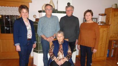 Bild: amö
Bürgermeisterin Sonja Meier (hinten, von links) und die Kinder der Jubilarin Werner, Emil und Christa gratulierten Veronika Zinkl (sitzend) zum 90. Geburstag.