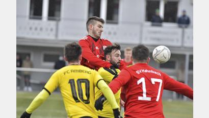 Bild: Hubert Ziegler
Johannes Dotzler (links) vom SV Hahnbach hat Dennis Kramer (rechts) vom FC Amberg fest im Griff.
