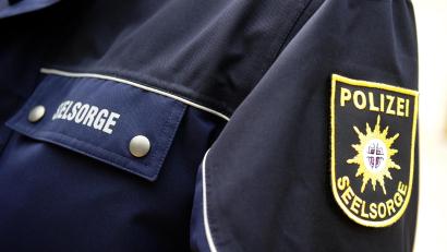 Symbolbild: Caroline Seidel
Ein Aufnäher mit dem Schriftzug "Polizei Seelsorge" an der Jacke eines Polizeiseelsorgers.