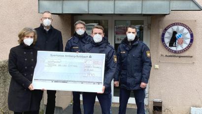 Bild: Polizeimeister Bernd Steger/exb
800 Euro haben Polizeischüler für die "Frederik und Luca-Stiftung" gesammelt (von links): Celine und Björn Wilke, Seminarleiter Daniel Czogalla, Seminarsprecher Julian Gallasch und Ausbilder Patrick Gradl.