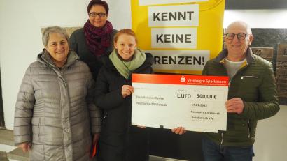 Bild: exb
Freude herrscht beim "Bananenflanken"-Vorstand über die Spende der Neustädter Theatergruppe "Schabernak".