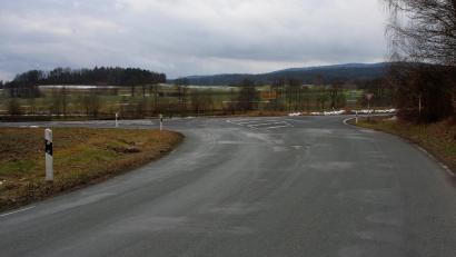 Bild: wro
Von Fuchsmühl kommend (rechts), führt die Kanalleitung derzeit in die Ottobadstraße in Wiesau (im Bild vorne). Der neue Entlastungskanal soll in gerader Richtung nach Wiesau (links) bzw. zum Klärwerk bei Schönhaid fortgeführt werden.