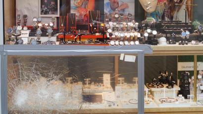 Symbolbild: Markus Müller
Bisher unbekannte Täter versuchten in Neunburg die Auslage eines Schmuckgeschäftes auszuräumen.