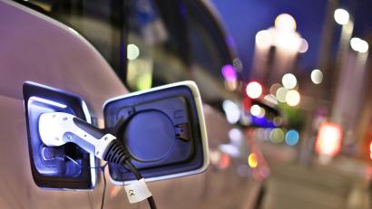 Bild: Jan Woitas
Die E-Mobilitäts-Initiative soll den Weg ebnen, um die klimaschädlichen Abgase der Personenfahrzeuge bis 2030 deutlich zu senken.