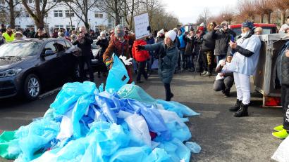 Bild: Kunz
Demonstranten werfen Kittel vor der Agentur für Arbeit in Weiden auf die Straße.