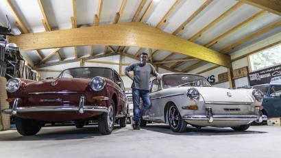 Bild: dtr
Mario Steinhauser mit zwei seiner VW Typ 3. Der Poppenreuther handelt nicht nur mit Originalteilen, sondern restauriert auch Fahrzeuge.