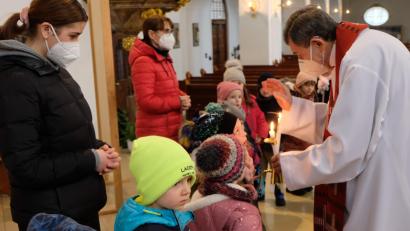 Bild: le
Pfarrer Max Früchtl erteilt den Mädchen und Buben den Blasiussegen.