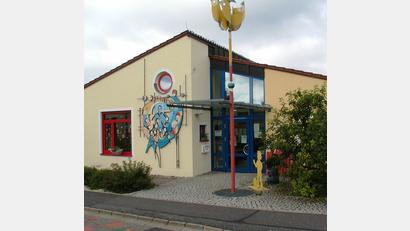 Bild: ld
"Fröhlich sein, Gutes tun und die Spatzen pfeifen lassen" verkündet das fröhliche Windspiel am Eingang nach den Worten des Namenspatrons der Einrichtung, Don Bosco. Doch so einfach ist das nicht, wenn der Raum beengt ist. Das Kinderhaus platzt aus allen Nähten.