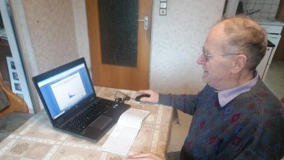 Bild: Winderl
Die Daten, die seine Wetterstation an den DWD sendet, kann Hermann Haas am Laptop nachverfolgen.