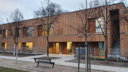 Bild: Kita Kreuz Christi/exb
Die hölzerne Fassade brachte das Team der Kita auf die Idee für den Namen „Kinderscheune“