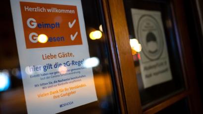 Symbolbild: Sven Hoppe/dpa
Ein Schild mit der Aufschrift "Liebe Gäste, hier gilt die 2G-Regel" hängt an der Tür von einem Wirtshaus in München.