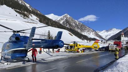 Bild: Zeitungsfoto.At
Rettungskräfte stehen sich am Fuß der Gammerspitze in Tirol. Foto: Zeitungsfoto.At/APA/dpa/Archivbild