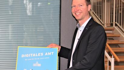 Bild: Landratsamt Bayreuth/exb
Landrat Florian Wiedemann präsentiert die Auszeichnung „Digitales Amt“, die das Landratsamt von Digitalministerin Judith Gerlach erhalten hat.