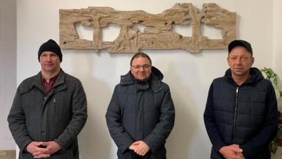 Bild: mez
Pfarrer Markus Bruckner (Mitte) bedankte sich bei Michael Schroller (links) und Michael Wagner (rechts) für das fachgerechte Anbringen des Kreuzweges.