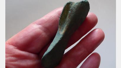 Bild: Kurt Engelhardt/exb
Eine Rarität: Das kleine Bronzebeil, das bei Perschen gefunden wurde.