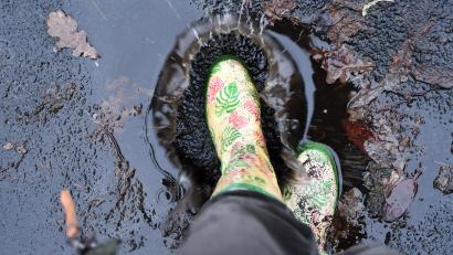 Bild: Gabi Schönberger
Platsch mit den Gummistiefeln in die Pfütze aus geschmolzenem Schnee. Der Januar war zwar schneereich, aber zugleich warm, und so gab es je nach Höhenlage und Tageszeit weiße Pracht oder braunen Matsch.