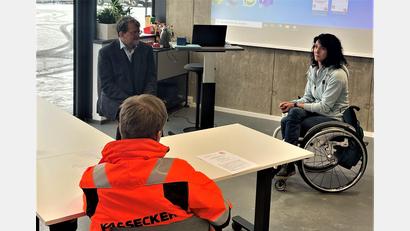Bild: Netzwerk Inklusion/exb
Schnell entwickelte sich bei den Auszubildenden im Kassecker-Campus Interesse für den Erfahrungsbericht von Doris Scharnagl-Lindinger. Friedrich Wölfl lieferte dazu aus seinem Erfahrungsbereich weitere Beispiele.