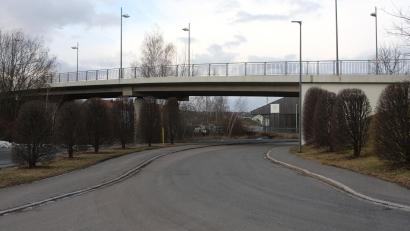 Bild: wro
Die Brücke an der Tonwerk- und der Industriestraße könnte sich bei der Elektrifizierung der Bahnlinie Hof-Regensburg als Problem erweisen.