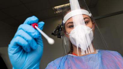Symbolbild: Julian Stratenschulte/dpa
Zwischen dem 1. und 7. Februar gab es in Eschenbach und Vohenstrauß die meisten bestätigten Coronafälle im Landkreis Neustadt/WN.