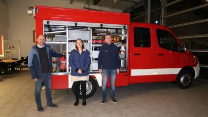Bild: tra
Bürgermeister Hans Ram, stellvertretende Kommandantin Tanja Schmid und Kommandant Michael Rothut (von links) sind beeindruckt von der Ausstattung des neuen Fahrzeugs der Feuerwehr Thanheim.