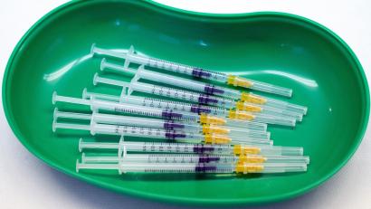 Symbolbild: Federico Gambarini/dpa
Eigentlich soll die einrichtungsbezogene Impfpflicht ab 15. März gelten. Bayern will die Umsetzung aber "de facto" aussetzen, wie Ministerpräsident Söder erklärte.