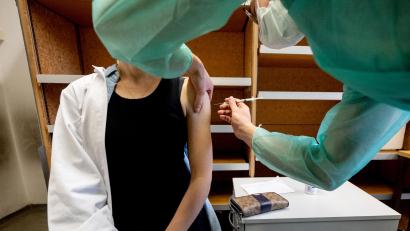 Symbolbild: Marijan Murat
Während über die allgemeine Impfpflicht noch diskutiert wird, ist sie für bestimmte Einrichtungen im Gesundheitswesen bereits beschlossen. Doch Bayern will sie nicht umsetzen.