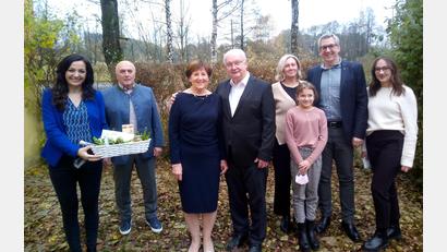 Bild: fpoz
Glückwünsche zur Goldenen Hochzeit: Im Bild von links Bürgermeisterin Margit Bayer, Seniorenbeauftragter Gerhard Weber, das Jubelpaar Brigitte und Reinhold Schraml, Schwiegertochter Sibylle, Enkelin Charlotte, Sohn Alexander und Enkelin Pauline.
