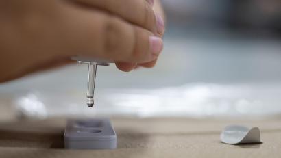 Bild: Sebastian Gollnow
Nach einer Corona-Infektion in einer Kita-Gruppe unterliegen alle übrigen Kinder an den fünf darauffolgenden Betreuungstagen einer täglichen Selbsttestnachweispflicht.