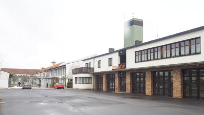Bild: ws
Bei den Planungen für die Ganzstagsschule an der Grundschule hat die Stadt das ehemalige Feuerwehrareal im Auge. Die alten Gebäude sollen abgerissen werden, dann könnte ein weiterer Bau für die Schule entstehen. Konkrete Termine gibt es noch nicht, allerdings schreibt das Gesetz ein Angebot bis 2026 vor.
