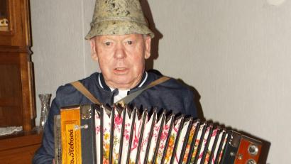 Bild: e
Sepp Meiler spielt nicht nur gerne auf seiner „Diatonischen“ sondern ist so oder so ein sehr geselliger Mensch.