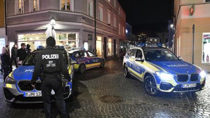 Archivbild: Petra Hartl
Die Polizei sorgt in Amberg für Sicherheit entlang der Route der Corona-"Spaziergänge".